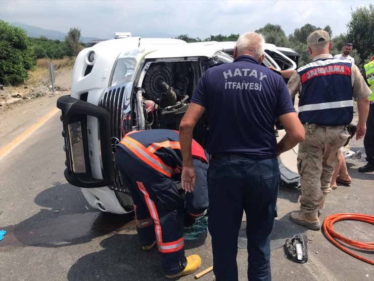 Hatay'da devrilen pikaptaki 4 kişi yaralandı