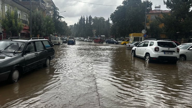 Isparta'da sağanak hayatı olumsuz etkiledi