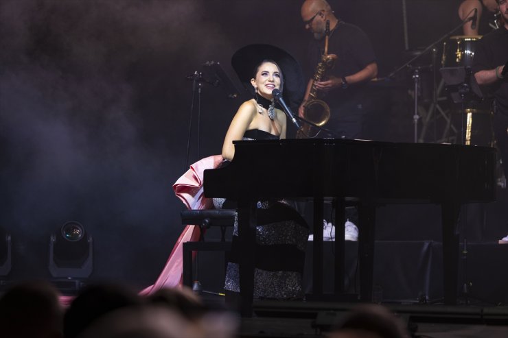 Karsu Harbiye'de konser verdi