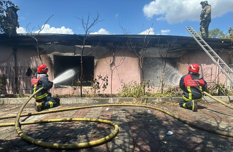 Küçükçekmece'de yangın çıkan cemevi hasar gördü