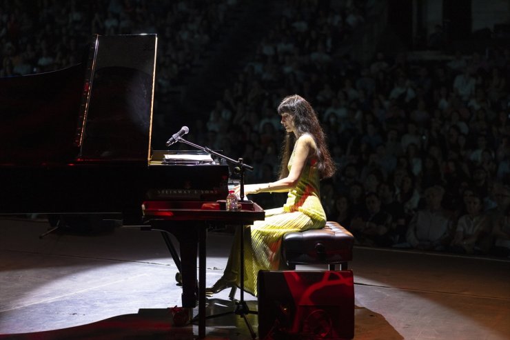 Azerbaycanlı şarkıcı Aziza Mustafa Zadeh, Harbiye'de konser verdi