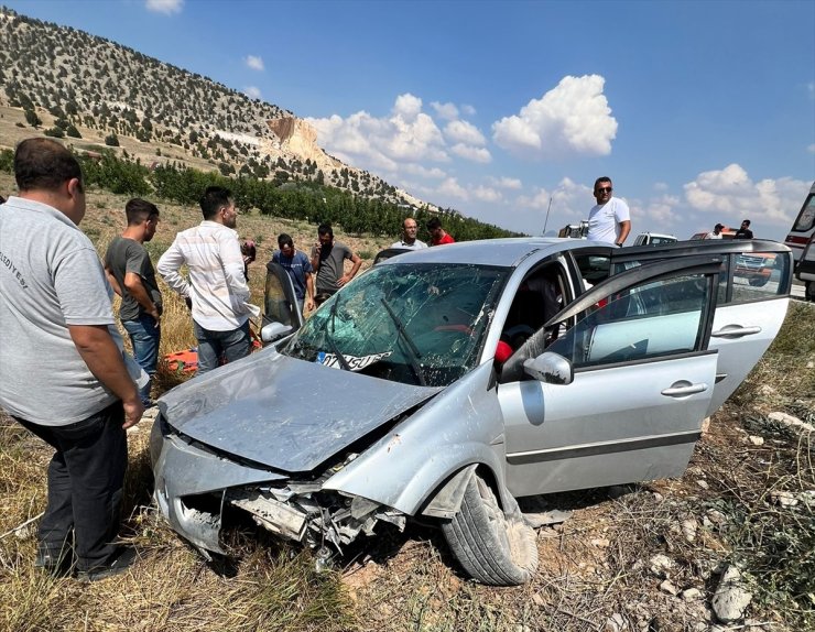 Burdur'da şarampole devrilen otomobildeki 8 kişi yaralandı