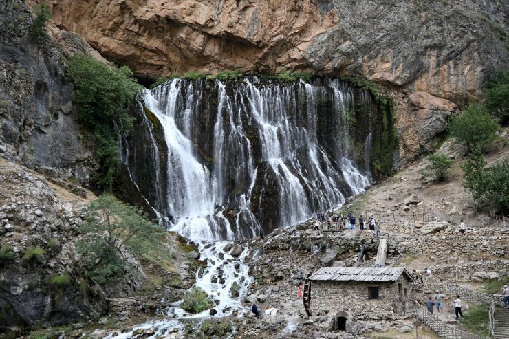 "Doğal klima" görevi gören Kapuzbaşı Şelaleleri ziyaretçilerini serinletiyor