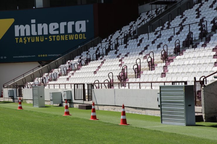 Elazığ Atatürk Stadyumu'nda çimler sıcaktan fan sistemi ile korunuyor