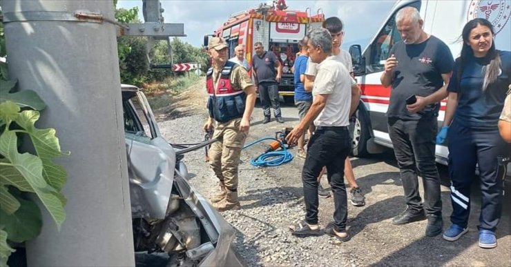 Hatay'da aydınlatma direğine çarpan otomobilin sürücüsü öldü