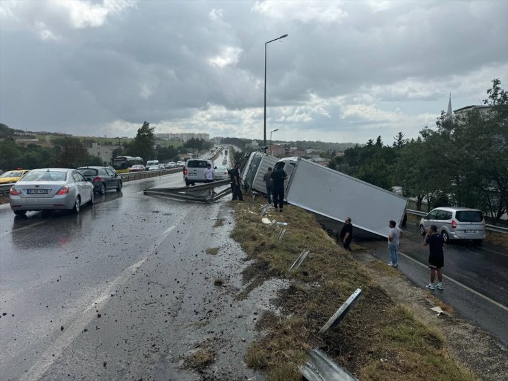 İstanbul'da kayganlaşan yolda devrilen kamyonun sürücüsü yaralandı