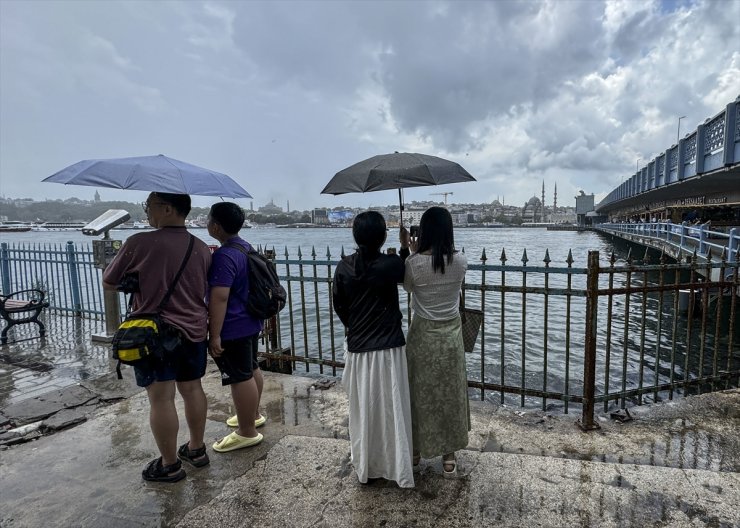 İstanbul'da kısa süreli yağmur geçişleri hayatı olumsuz etkiledi