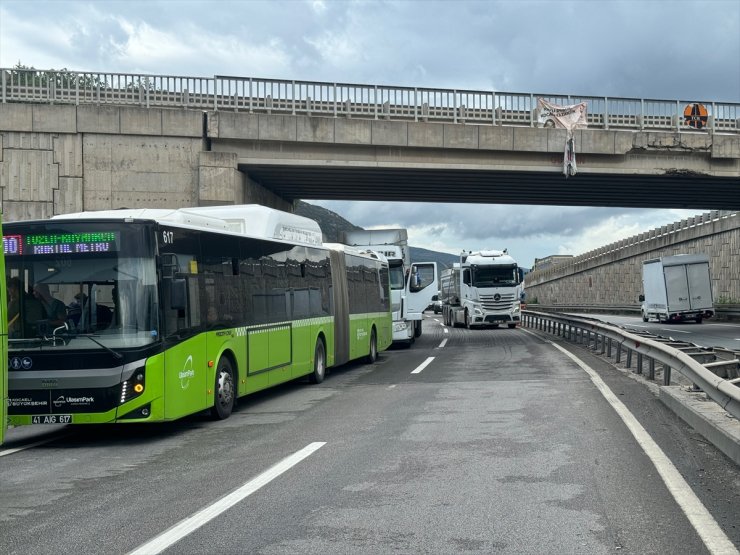 Kocaeli'de devrilen tır nedeniyle D-100 kara yolu İstanbul istikameti ulaşıma kapandı