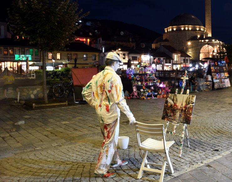 Kosova'da canlı heykel performansına yoğun ilgi