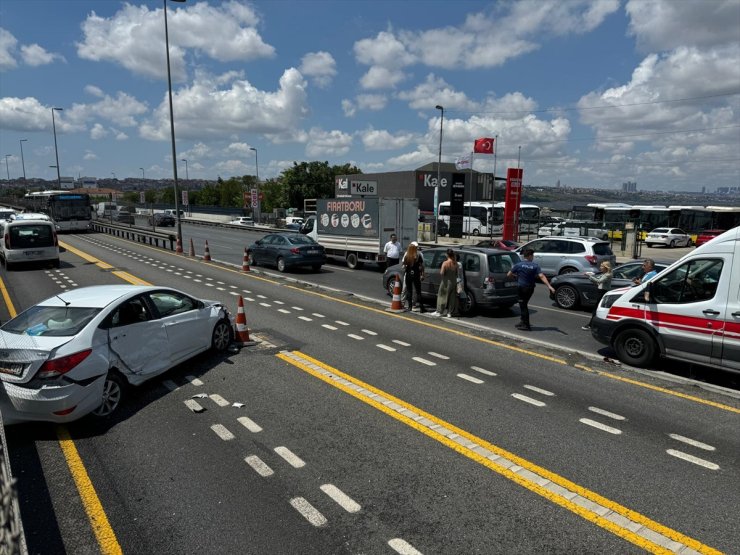 Küçükçekmece'deki kazada metrobüs yoluna giren otomobilin sürücüsü yaralandı