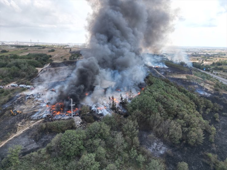 Tekirdağ'da otluk alandan geri dönüşüm tesisine sıçrayan yangına müdahale ediliyor