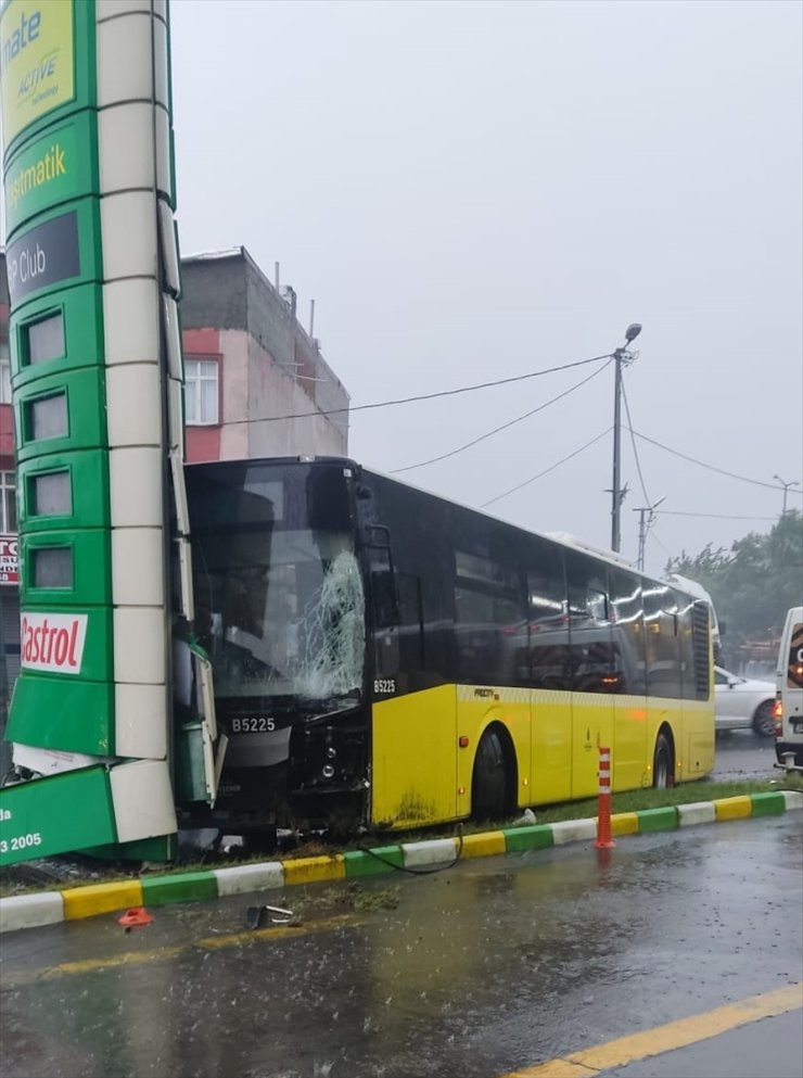 Avcılar'da İETT otobüsü 3 araca çarptı, 3 kişi yaralandı