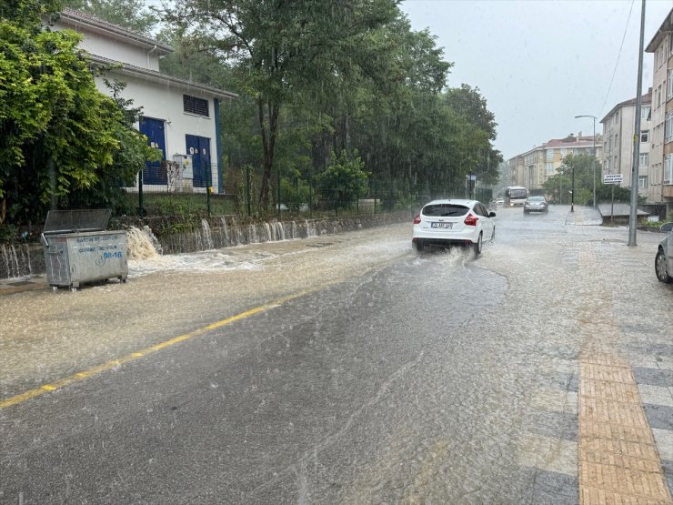 Bartın'da sağanak sonucu yollarda su birikintileri oluştu