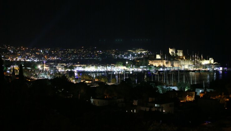 Bodrum Kalesi gece gezmek isteyenlere keyifli ortam sunuyor