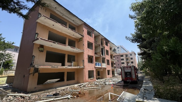 Diyarbakır'da bir binanın çatısında çıkan yangın söndürüldü