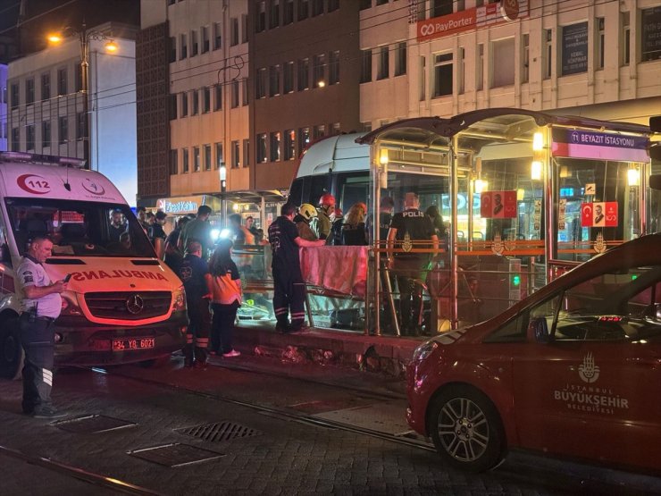 İstanbul'da tramvayın altında kalan kişi hayatını kaybetti