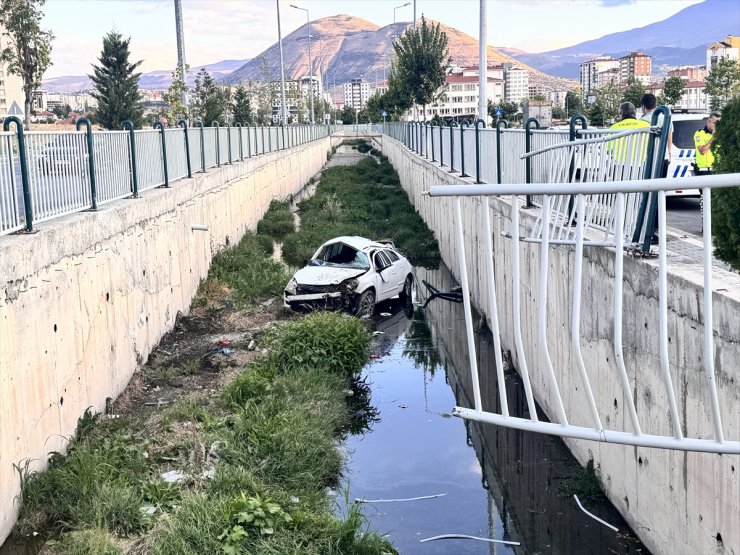 Kayseri'de kanala düşen otomobilin sürücüsü yaralandı