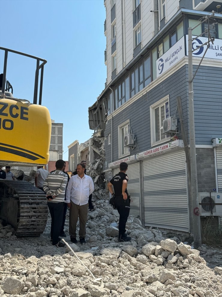 Şanlıurfa'da ağır hasarlı binanın yıkımı sırasında başka bir bina zarar gördü