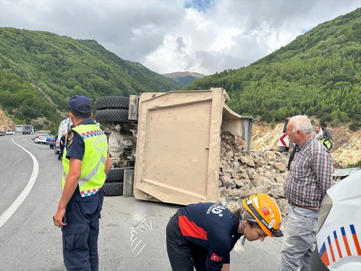 Sivas'ta taş yüklü kamyonun devrilmesi sonucu sürücü yaralandı