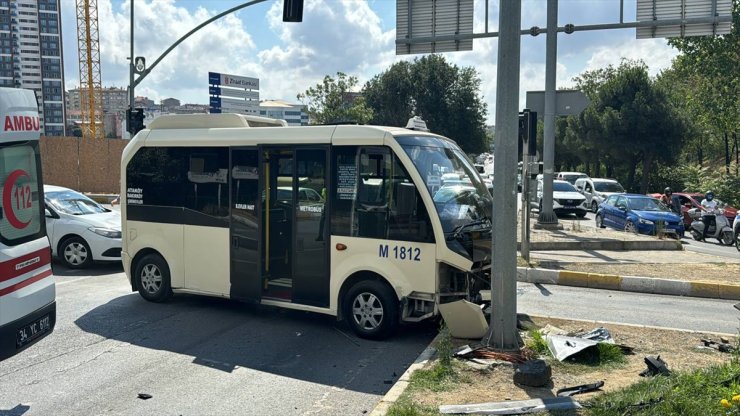 Bağcılar'da minibüs ile cipin çarpıştığı kazada 1’i ağır, 6 kişi yaralandı