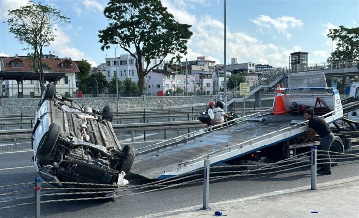 Fatih'te bariyere çarpan otomobil devrildi