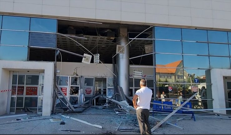 Kırıkkale'de yolcu otobüsünün otogarın cam duvarına çapması sonucu 3 kişi yaralandı