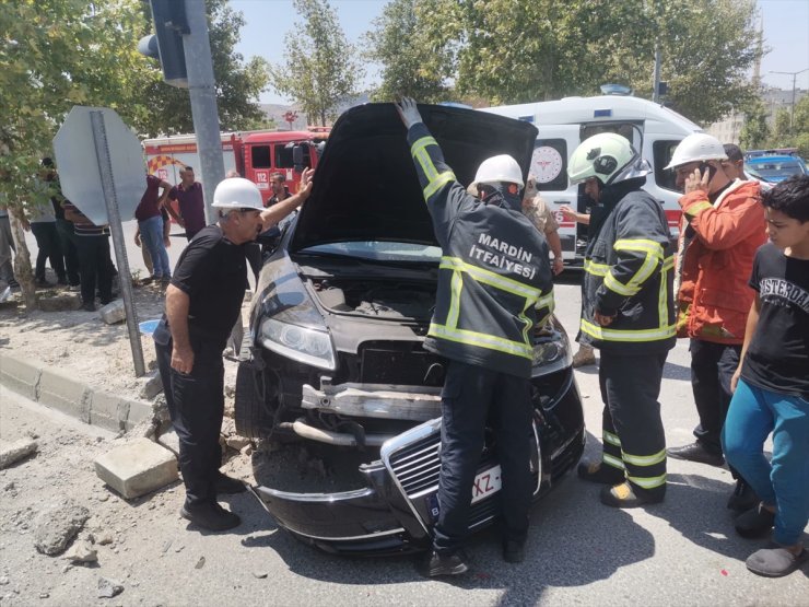 Mardin'de pikap ile otomobilin çarpıştığı kazada 4 kişi yaralandı