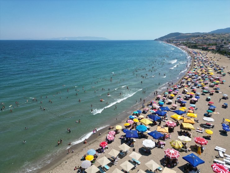 Tekirdağ'da sıcak ve nemden bunalanlar sahillerde vakit geçirdi