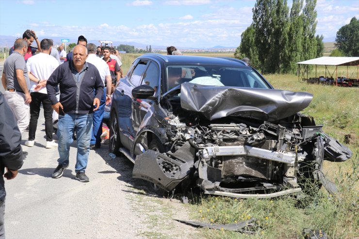 Ağrı'da 2 otomobilin çarpıştığı kazada 13 kişi yaralandı