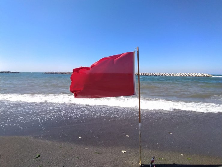 Akçakoca'da olumsuz şartlar nedeniyle denize girilmesine izin verilmiyor