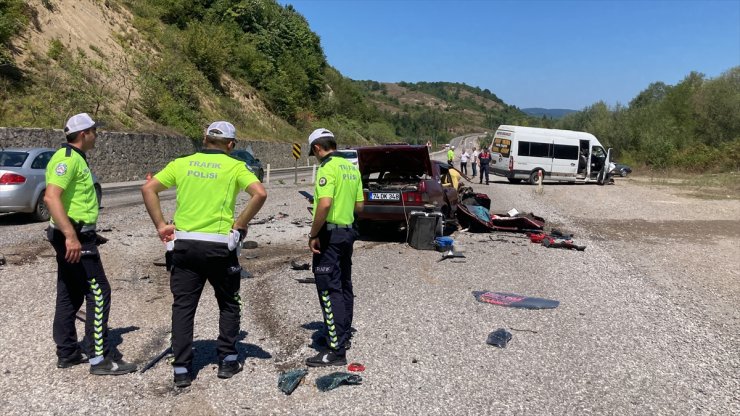 Bartın'da çarpışan otomobille yolcu minibüsündeki 6 kişi yaralandı