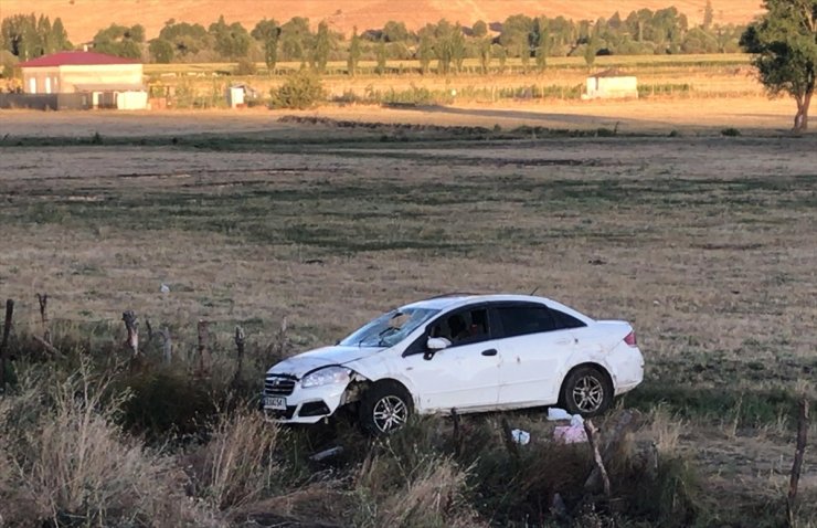 Bingöl'de devrilen otomobildeki 3 kişi yaralandı