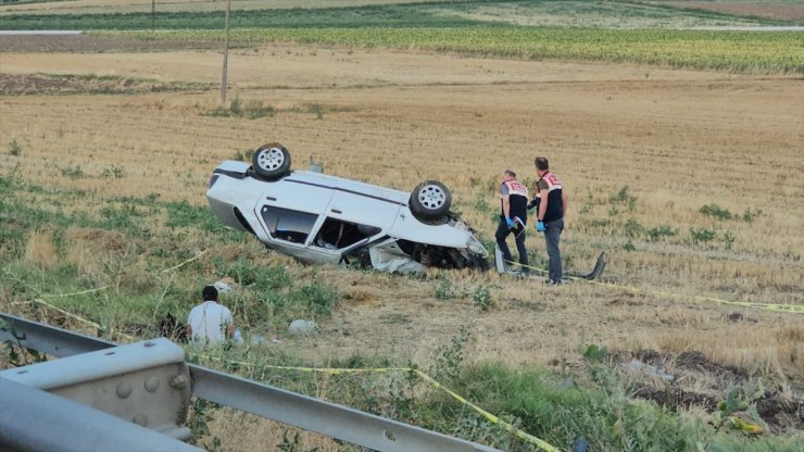 Çorum'da devrilen otomobildeki kadın öldü, bebeği yaralandı