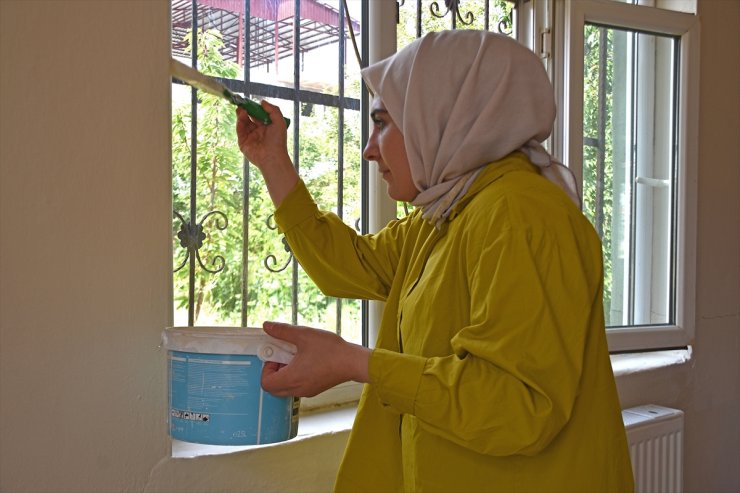 Gönüllü gençler, sağlık sorunları yaşayan ailenin evini boyamak için seferber oldu