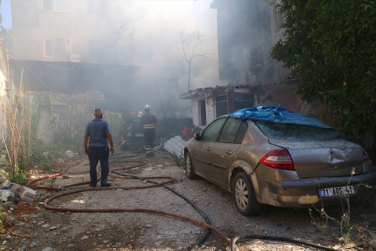 Hatay'da binanın deposunda çıkan yangın söndürüldü