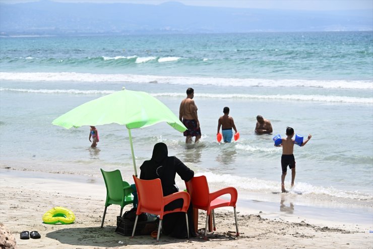 İsrail'in saldırı ve tehditlerine rağmen Lübnanlılar sıcak havada sahil ve plajlara koştu