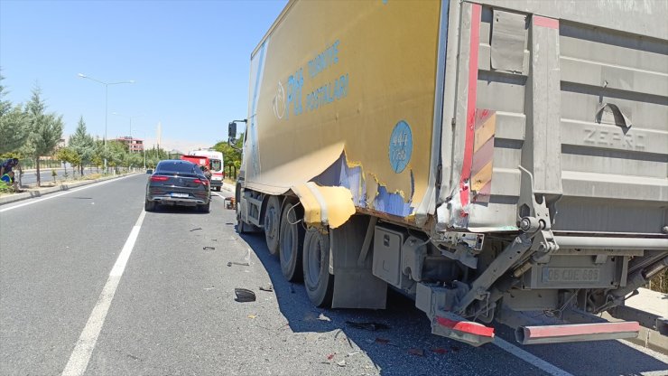 Malatya'da otomobilin kamyona çarpması sonucu 1 kişi öldü