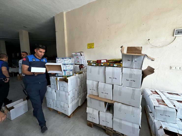 Şanlıurfa'da son kullanma tarihi geçmiş bir ton şeker ve lokum imha edildi