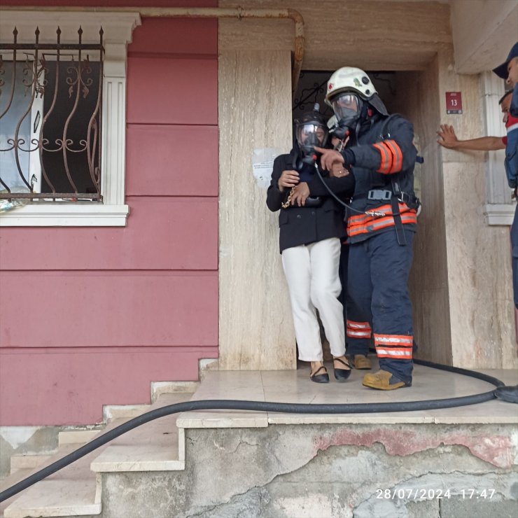 Trabzon'da apartman dairesinde çıkan yangında mahsur kalan 4 kişi kurtarıldı