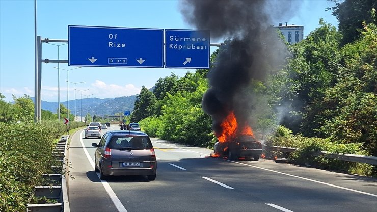 Trabzon'da seyir halindeki araç yandı