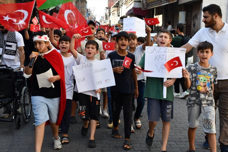 Adana'da çocuklar, Gazze'deki yaşıtlarına destek için bayraklarla yürüdü