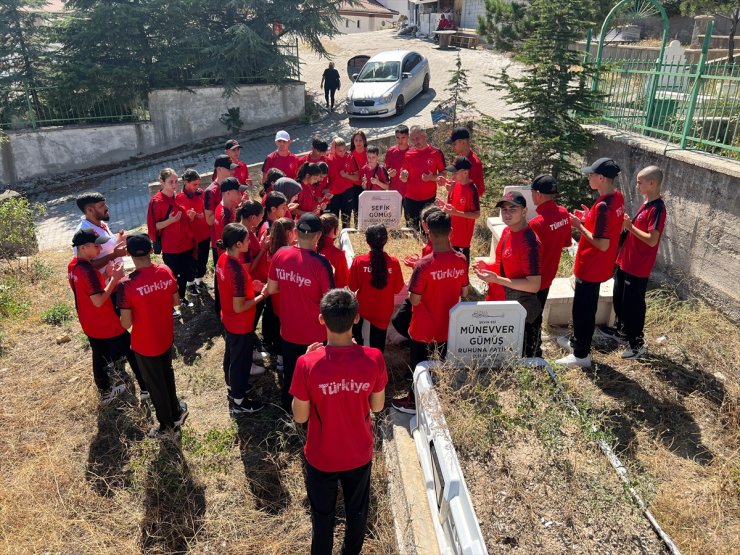 Çankırı'da kamp yapan milli boksörler antrenör Şefik Gümüş'ün mezarını ziyaret etti