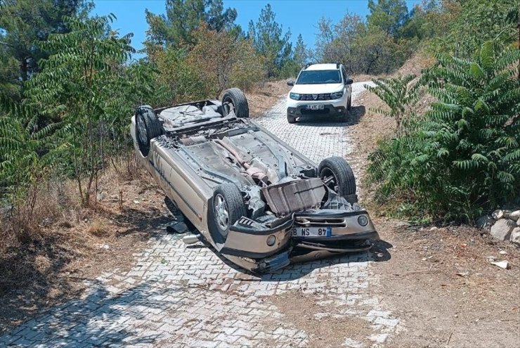 Çorum'da devrilen otomobildeki 2 kişi yaralandı