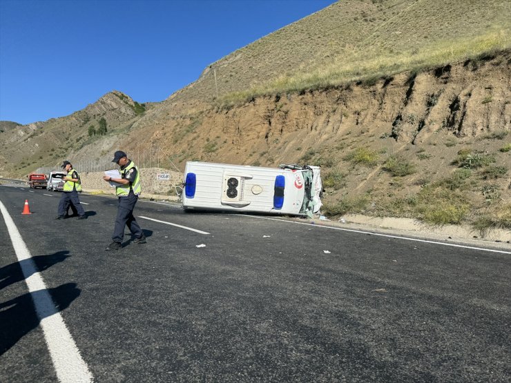 Erzurum'da ambulans ile hafif ticari aracın çarpışması sonucu 4 kişi öldü