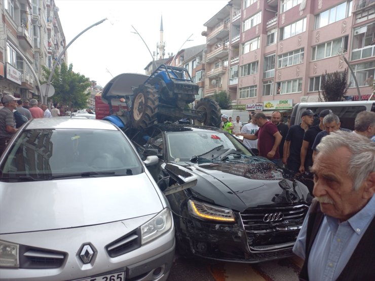 Tokat’ta freni boşalan traktör ışıklarda bekleyen otomobilin üzerine çıktı, 1 kişi yaralandı