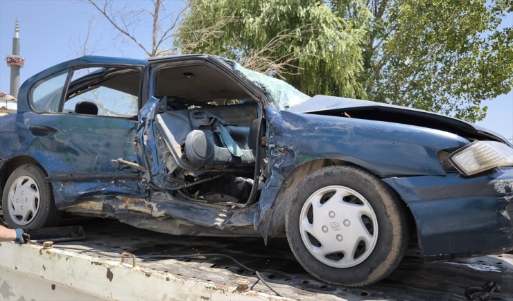 Burdur'da iki otomobilin çarpıştığı kazada 10 kişi yaralandı