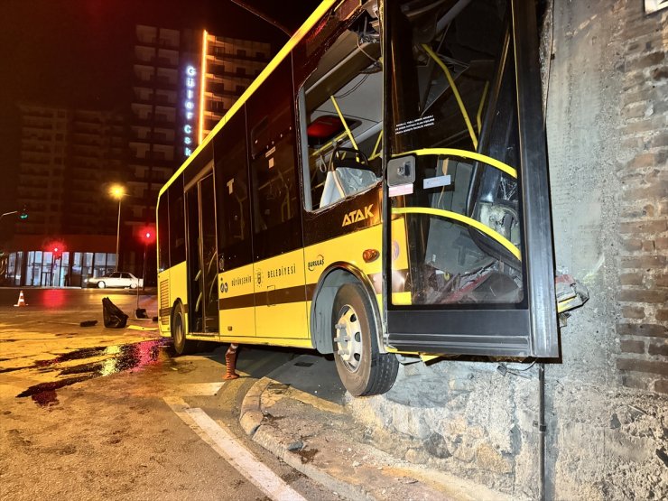 Bursa'da oto tamir dükkanına çarpan belediye otobüsünün sürücüsü yaralandı