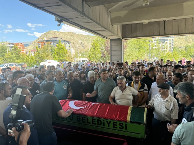 Erzurum'daki trafik kazasında hayatını kaybeden sağlıkçıların cenazesi toprağa verildi