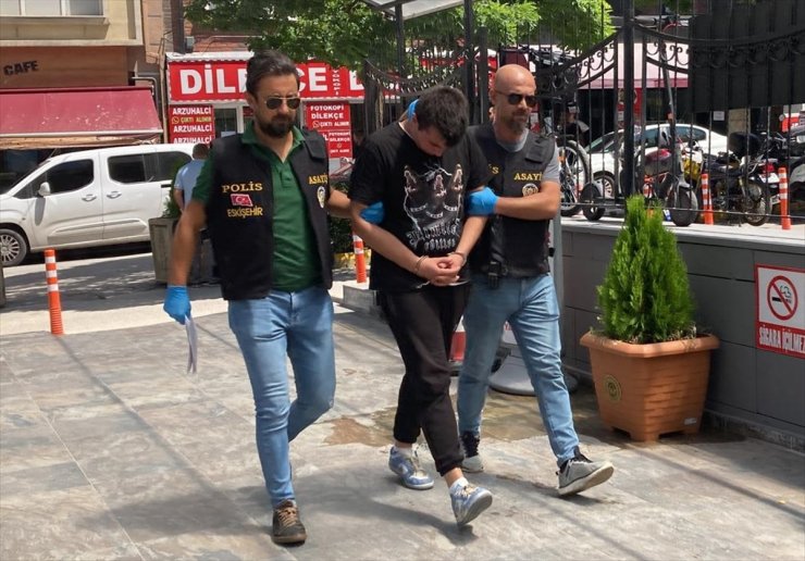 Eskişehir'de otobüs durağında uygunsuz hareketler yapan kişiye gözaltı