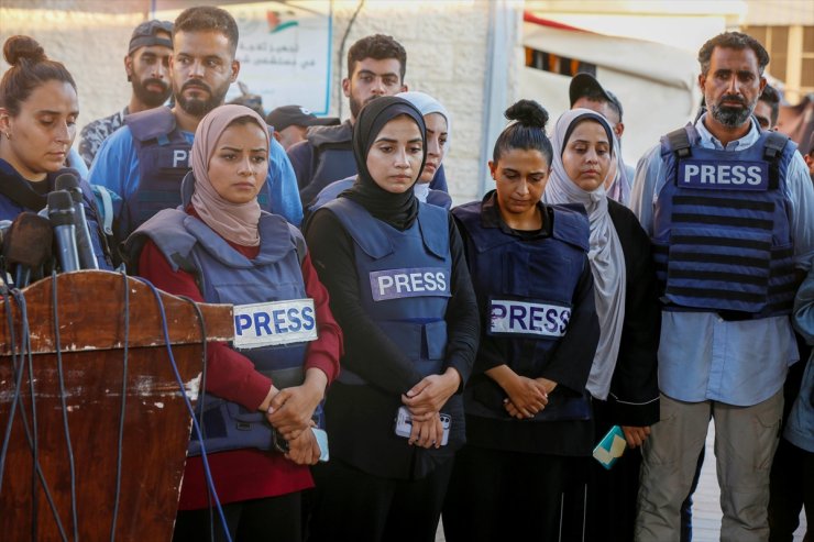 Gazze'deki gazeteciler, İsrail'in meslektaşlarını öldürmesini protesto etti